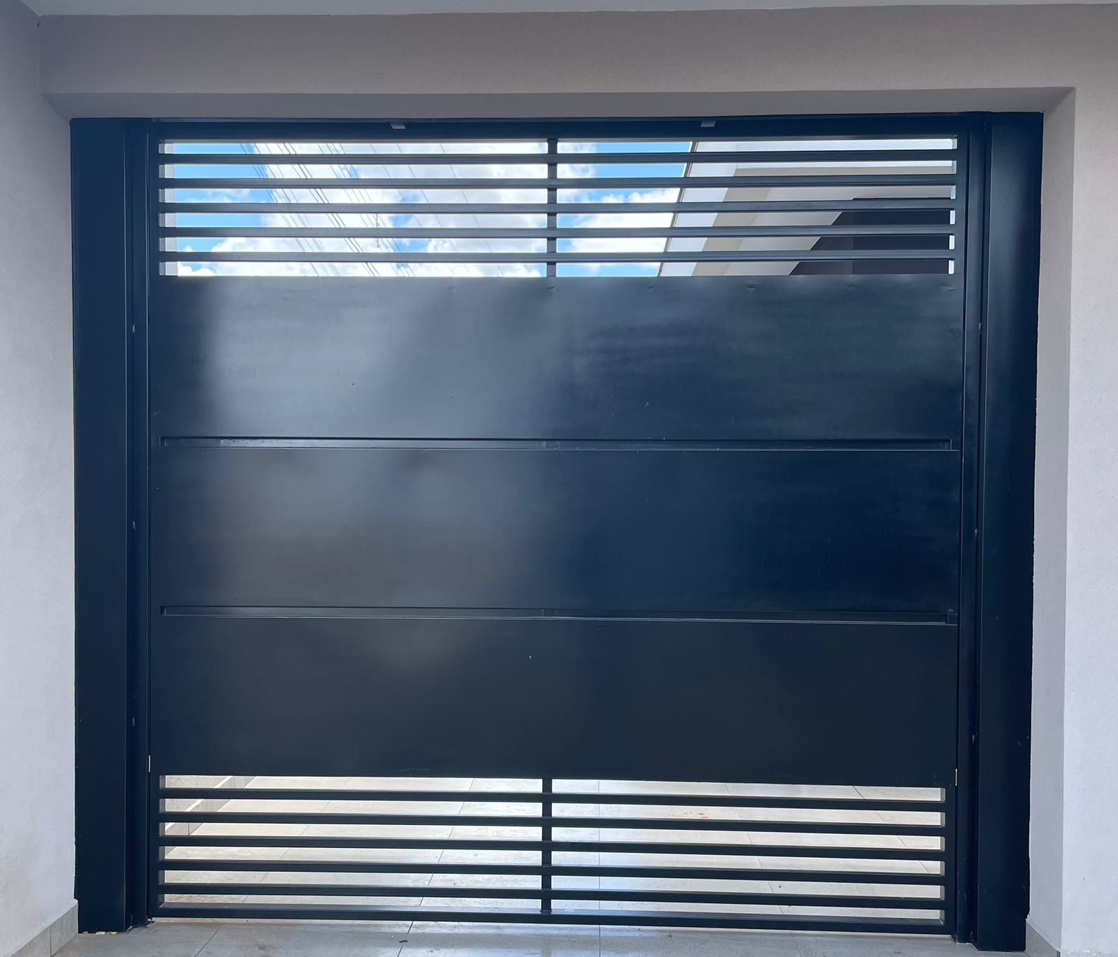 Portão basculante em tubo com chapa dobrada